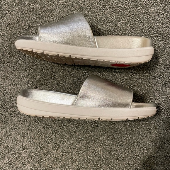 Fit Flop Silver Slide Sandals -size 8 - Picture 8 of 9